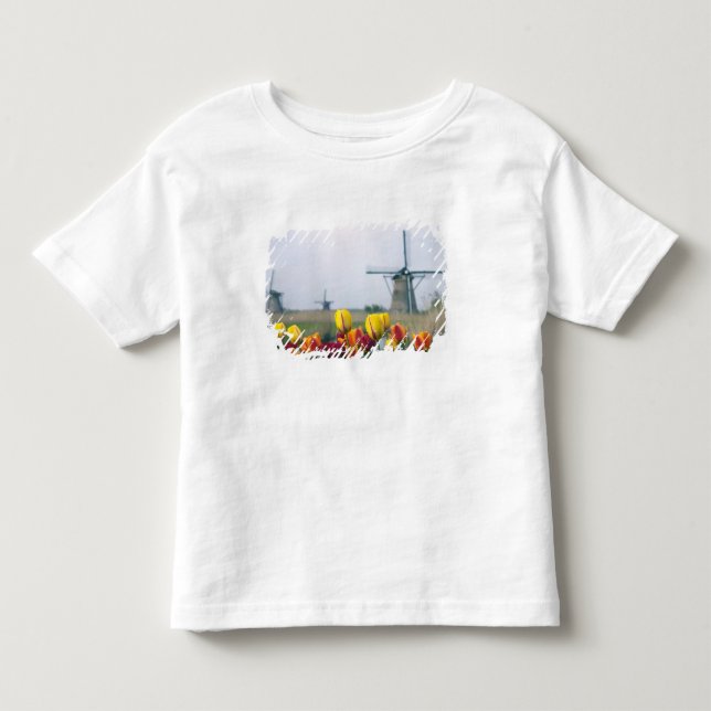 Vindkraftverk och tulpaner längs kanalen i t-shirt (Framsida)