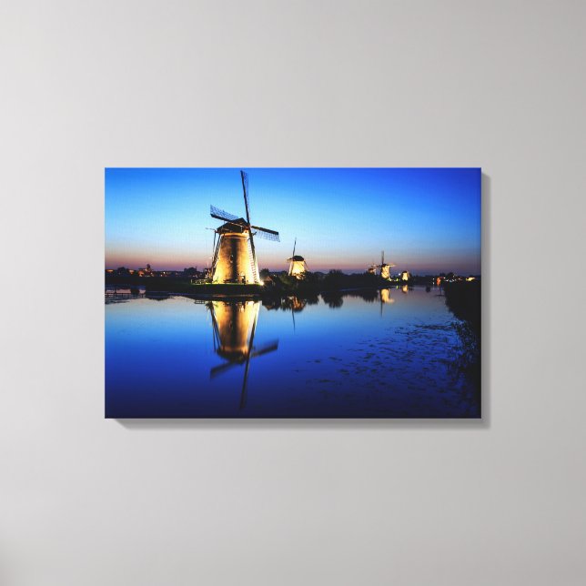 Vindkraftverk vid Blue Hour canvastryck (Framsida)