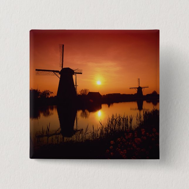 Vindkraftverk vid solnedgång, Kinderdijk, Nederlän Knapp (Framsida)