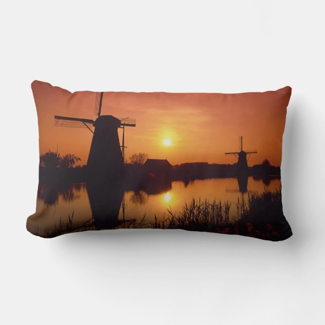 Vindkraftverk vid solnedgång, Kinderdijk, Nederlän Lumbarkudde (Framsida)