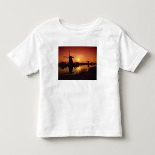 Vindkraftverk vid solnedgång, Kinderdijk, Nederlän T-shirt