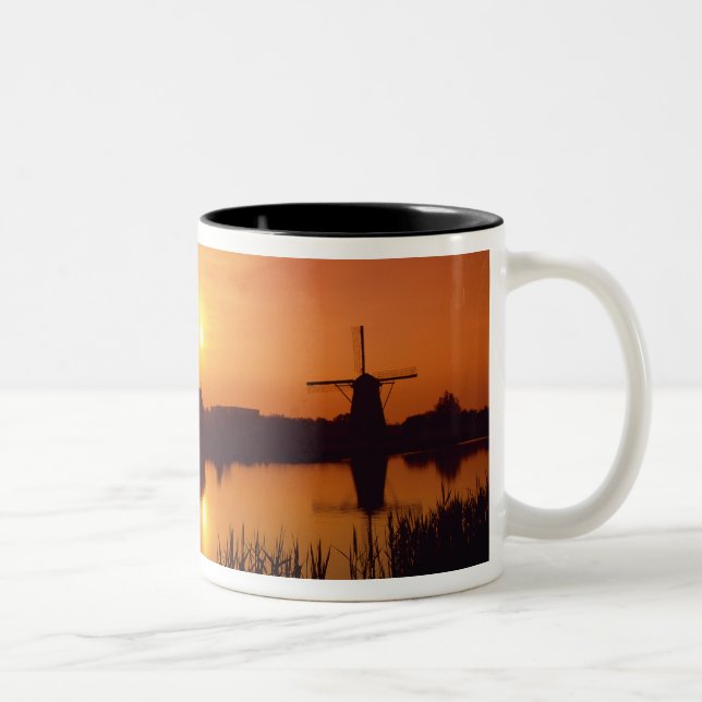 Vindkraftverk vid solnedgång, Kinderdijk, Nederlän Två-Tonad Mugg (Höger)