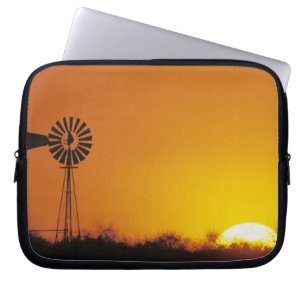 Vindkraftverk vid solnedgång, Sinton, Texas, USA Laptop Sleeve