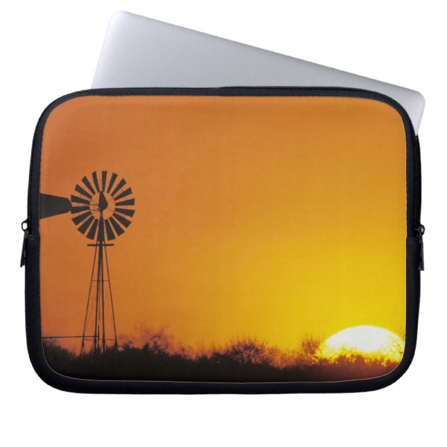 Vindkraftverk vid solnedgång, Sinton, Texas, USA Laptop Sleeve (Framsidan)