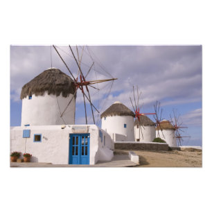 Vindkraftverken på Mykonos på de grekiska öarna Fototryck