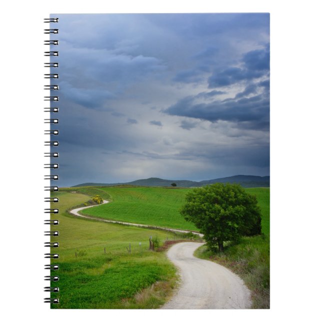 Vindlande väg under en mörk himmel anteckningsbok (Framsidan)