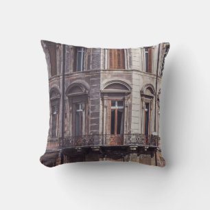 VINDOWPANE OF THE BUIDLING KUDDE