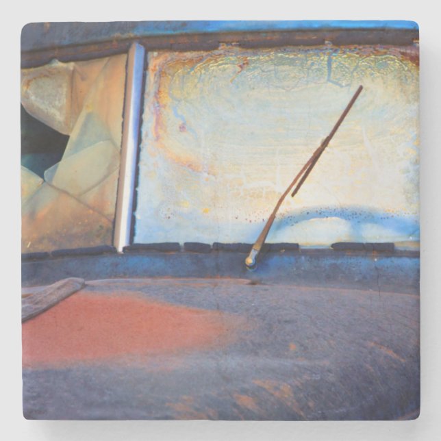 Vindruta av en gammal rostig lastbil stenunderlägg (Framsidan)