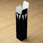 Vindruvor för vinodling i streck och Tie Manar Vinlåda<br><div class="desc">© Sunny Mars Designs - Streck Kostym: Black and Grått Vin Flaska Gift Box - Coola, classy and snyggt anpassningsbar masculine manar box box packaging with the front of a mans's business black and grått pin rand kostym, a black tie and nappars. Perfekter för företag manar och kvinnor, människor i...</div>