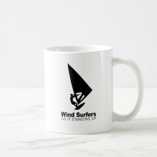 vindsurfare gör det stående kaffemugg
