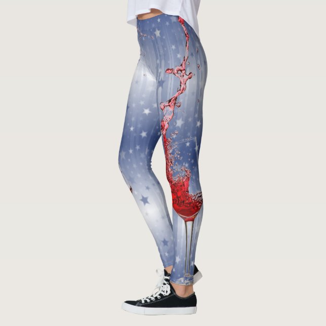 Vinexponeringsglas som plaskar rött vin på blått leggings (Vänster)