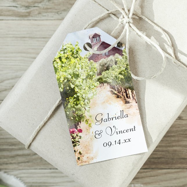 Vineyard och Red Barn Watercolor Bröllop Presentetikett (Attach these charming Vineyard and Red Barn Gift Tags to your winery wedding party favors.)