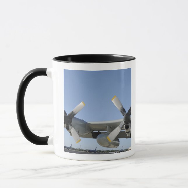 Vingar av en LC-130 Hercules Mugg (Vänster)