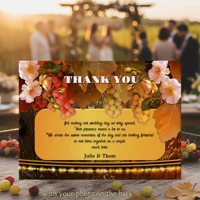 Vingård eller vingårdsbröllop Tack Foto Kort (Wedding Thank You card featuring grapes, peach colored roses and string lights on a wine barrel)