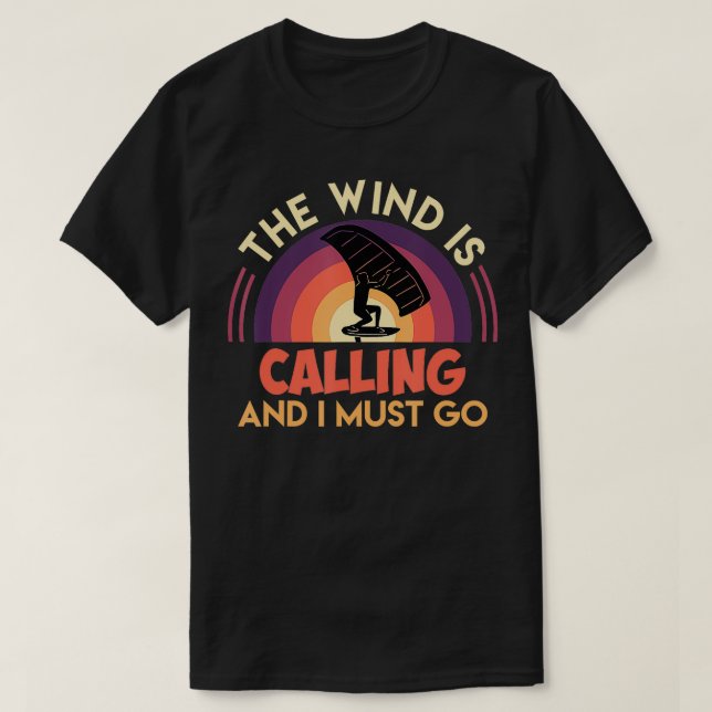 Vinge Foil säger att Vinden kallar Vinge Surfa Win T Shirt (Design framsida)
