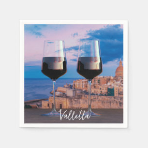 Vinglas med utsikt över solnedgång över Valletta Pappersservett