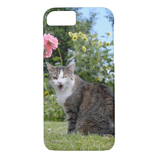 vinka tabby katt på gräs Case-Mate iPhone skal (Baksida)