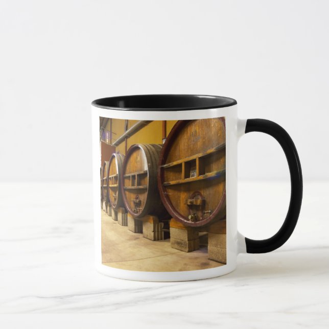 Vinkällarens vinfabrik med stora gamla träfat mugg (Höger)
