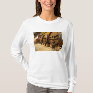Vinkällarens vinkällare med stora gamla trätunnor t shirt