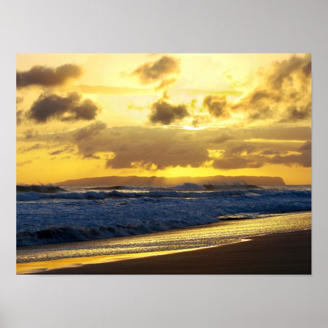 Vinkar krasch på Kauai-stranden vid Sunset Poster (Framsidan)