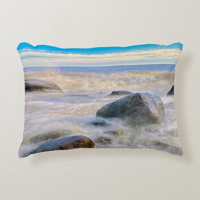 Vinkarare krasch på sten vid kusten prydnadskudde (Framsidan)