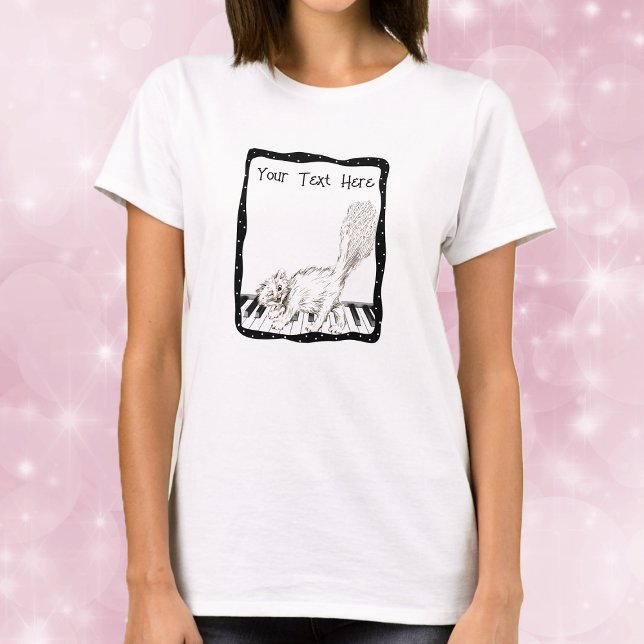 Vinkatt på Piano Nycklar Black Gräns Dots T Shirt (Winking cat on piano keys black wavy frame white dots on woman's tee shirt.)