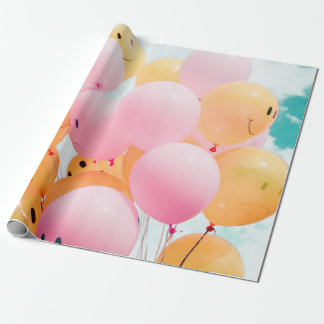 Vinkelt foto av ballonger för rosa och orange presentpapper