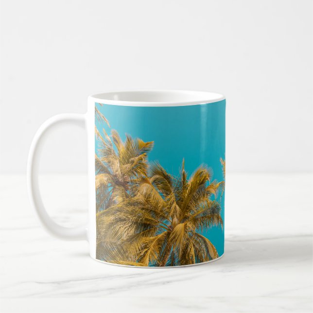 Vinkelt foto av kokokosnöt träd kaffemugg (Vänster)