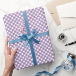 Vinklad lavendel och vit gingham presentpapper