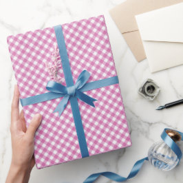 Vinklad rosa och vit gingham presentpapper
