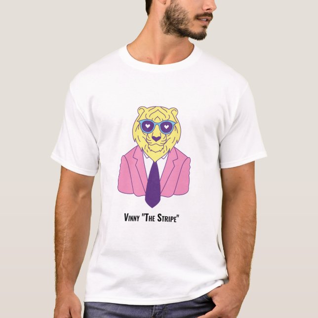 Vinny "Rand" - Tiger i Rosa Kostym T Shirt (Framsida)