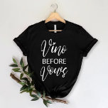 Vino före löv | Funny Bachelorette Party T Shirt<br><div class="desc">Det här är en "Vino before Vows" Girls Funny Vin Bachelorette Party T-Shirt. I vår samling har vi många fler skjortor av Vin Bachelorette Party-typ som denna i många fler färg och olika designtyper.</div>