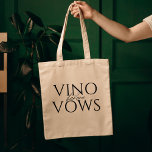 Vino före Vows-Möhippa Tygkasse<br><div class="desc">Introduktion av Vino före Vows Möhippa Tote Bag, perfektens tillbehör för möhippa- eller bachelorette-fester. Utformningen har en vacker karosserikartong med en mängd utsökt kött, ost och frukt, med texten "Vino före Vows". Tvättsäcken är tillverkad av en tålig bomullsduk av hög kvalitet och är designad för att vara både snyggt och...</div>