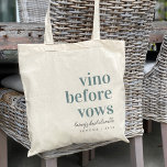 Vino före Vows Vin Land Bachelorette Party Tygkasse<br><div class="desc">Välkomna vänner till er vin land-bachelorette helg med denna chic och moderna personlig tote bags. I designen finns "vino före vows" i dammiga blå klassiska serif-bokstäver med din händelse eller tillfälle namn under i handskrivet kursivt skript. Anpassa till platsen namn och/eller året under.</div>