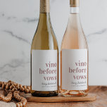 Vino före Vows Vin Land Bachelorette Party Vinflaska Etikett<br><div class="desc">Få party att börja på din bachelorette helg i vin med den söta etiketten anpassningsbar vin. Konstruktionen har "vino före vows" i den klassiska serif-bokstaven i dammig ro med din händelse eller tillfälle namn under i handskrivet kursivt skript. Anpassa till platsen namn och/eller året under.</div>
