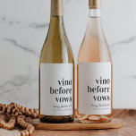 Vino före Vows Vin Land Bachelorette Party Vinflaska Etikett<br><div class="desc">Få party att börja på din bachelorette helg i vin med den söta etiketten anpassningsbar vin. I designen finns "vino före vows" i mjuka,  svarta,  klassiska serif-bokstäver med din händelse eller tillfälle namn under i handskrivna kursiva skript. Anpassa till platsen namn och/eller året under.</div>