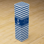 Vinpresentlåda för marinankaret för bröllop vinlåda<br><div class="desc">Elegantens blå och vit marinankarbröllop ger vinpresentlåda med stripe mönster. Cute Party-tjänst för brudar,  brudar,  brudtärnor,  marskalkar,  gäster,  vänner osv. Segeltema till havs med ankare med höga ikoner. Utformning av anpassningsbar färg rand. Personlig med tack,  namn och datum för giftermål. Symbol för ankarpunkter för start/frakt.</div>