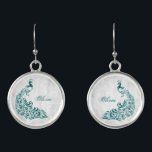 Vinstarrenden för Teal Peacock Löv Örhängen<br><div class="desc">Anpassa en unik gåva till dina brudtärnor med en uppsättning Teal Peacock Löv Vine Personlig Earrings. En ljusgrym grått-bakgrund med en pulserande tealpinne med en vit botanisk försköning. Anpassa med namn i dina brudar. Ytterligare bröllop-kontorsmaterial och presenter som finns tillgängliga med den här utformningen också. Behöver du hjälp med anpassning?...</div>