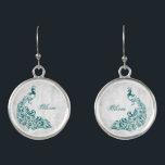 Vinstarrenden för Teal Peacock Löv Örhängen<br><div class="desc">Anpassa en unik gåva till dina brudtärnor med en uppsättning Teal Peacock Löv Vine Personlig Earrings. En ljusgrym grått-bakgrund med en pulserande tealpinne med en vit botanisk försköning. Anpassa med namn i dina brudar. Ytterligare bröllop-kontorsmaterial och presenter som finns tillgängliga med den här utformningen också. Behöver du hjälp med anpassning?...</div>