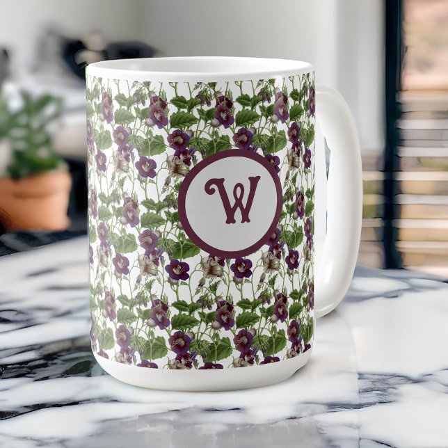 Vinstockar för lila och blommigt av söt med urspru kaffemugg (Skapare uppladdad)