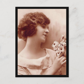 Vintage 1920s-flicka med blomsterfoto-vykort vykort