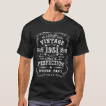 Vintage 1951 Original Parts Gift 70th Birthday T-S T Shirt<br><div class="desc">Fira en milstolpe-födelsedag med den här återinspirerade t-shirt som har en vintage från 1951. Perfekten gåva till nån som vrider 70.</div>