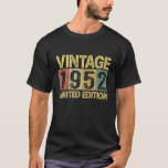 Vintage 1952 Bday 70 Years Funny 70th Birthday T Shirt<br><div class="desc">Underbar Gift Idea för manar Women twitter 70 - Vintage 1952 Begränsad Edition Birthday Gifts. Underbar födelsedagspresent för fru, make, mamma, bästa vän, lärare, mormor, morfar, mor, son, pappa, pappa, dotter på 69 år gamla lycklig-dagen-party. Vintage 70 år av Fantastisk Retro Sunset Stil Graphic Apparel. Fyll i din legendariska samling...</div>