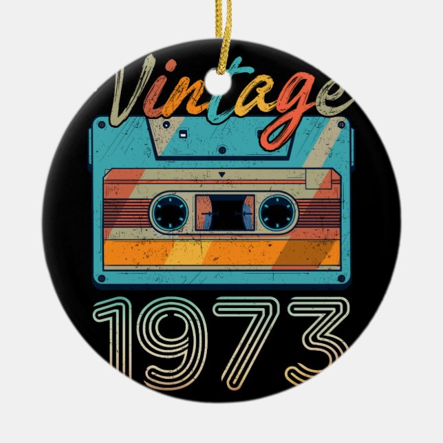 Vintage 1973 Kassettbandsåterställning 50:e födels Julgransprydnad Keramik (Framsidan)