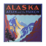 Vintage Alaska Travel Poster, Atlin och Yukon Kakelplatta<br><div class="desc">Vintage illustration USA:s reseaffisch eller bagageetikett från Atlin och Yukon,  Alaska med ett snöskum med glaciär som skär en dal mellan bergen,  sjö och en älg på vintern.</div>