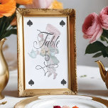 Vintage Alice i Wonderland Mad Hatter Character Bordsnummer<br><div class="desc">Bekvämt designad vintage Alice i underlandets bordsnummer. Perfekt för en Alice i Wonderland-temed-händelse. Vi har noggrant återställt den ikoniska Alice i underlandets vintage-galna hatillustration genom att skissera den och ge dem liv med vackra undertoner med vattenfärg. Bordsnumret är designat som ett spelkort med toningssymbolen i hörnen. Elegant och vintage stil-par...</div>