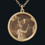 Vintage Älskare, Kärlek Romantik Romantic Music Guldpläterat Halsband<br><div class="desc">Vintagens sepiabild med en bild av kärlek och romantik som innehåller nylweds som kramar och gungar ihop bredvid ett piano som lyssnar på musik.</div>
