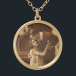 Vintage Älskare, Kärlek Romantik Romantic Music Guldpläterat Halsband<br><div class="desc">Vintagens sepiabild med en bild av kärlek och romantik som innehåller nylweds som kramar och gungar ihop bredvid ett piano som lyssnar på musik.</div>