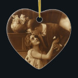 Vintage Älskare, Kärlek Romantik Romantic Music Julgransprydnad Keramik<br><div class="desc">Vintagens sepiabild med en bild av kärlek och romantik som innehåller nylweds som kramar och gungar ihop bredvid ett piano som lyssnar på musik.</div>