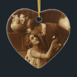 Vintage Älskare, Kärlek Romantik Romantic Music Julgransprydnad Keramik<br><div class="desc">Vintagens sepiabild med en bild av kärlek och romantik som innehåller nylweds som kramar och gungar ihop bredvid ett piano som lyssnar på musik.</div>